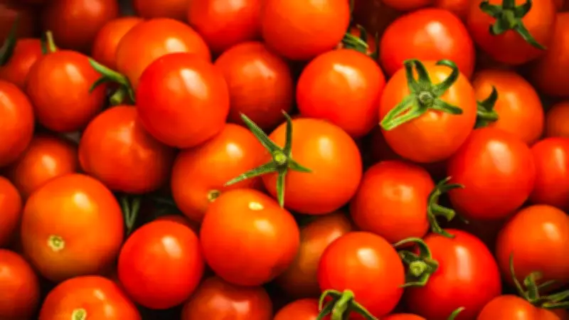 Why Plain Water Fails to Clean Tomatoes: A Safer Saltwater Method
