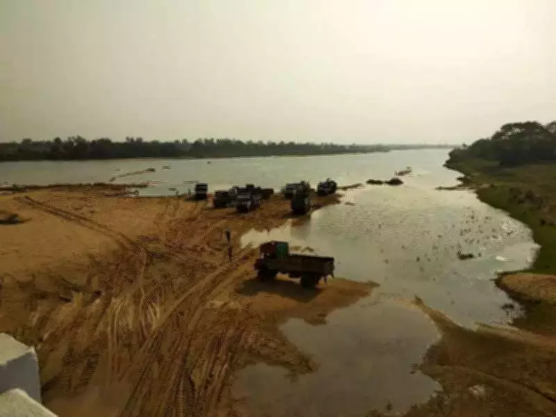 Yadgir Authorities Crack Down on Sand Mafia with Vehicle Deregistration Drive