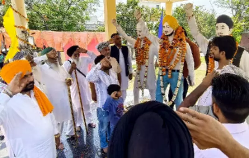 Youths Form Human Chain at Hussainiwala Memorial Demanding Urban Job Guarantee Law