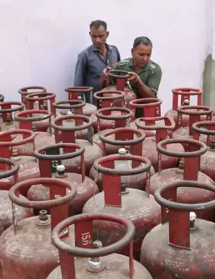LPG Cylinder Shortage in Patna Dampens Festive Spirit Ahead of Eid and Gudi Padwa