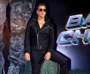 Akshay Kumar and Shikhar Dhawan Play Cricket on 'Bhooth Bangla' Set, Makers Share BTS Video