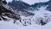 Heavy Snowfall Traps 1000+ Vehicles Near Atal Tunnel, Major Rescue Operation Underway