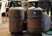 Kolkata LPG Crisis Fuels Black Market: Eateries Pay Up to Rs 5,000 per Cylinder