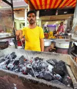 Pune Ramzan Stalls Adapt to LPG Crisis with Traditional Cooking Methods