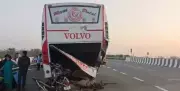 Truck-Bus Collision on Agra-Lucknow Expressway Kills One, Injures Five in Kannauj
