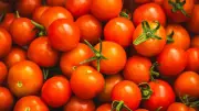 Why Plain Water Fails to Clean Tomatoes: A Safer Saltwater Method