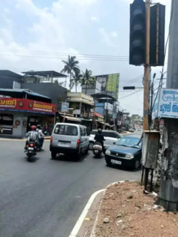 Alamcode Junction on NH Turns into Unregulated Intersection for Over Four Months