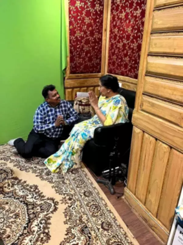 Asha Bhosle Records Devotional Bhajan for Ashapura Mata at 91 in Mumbai Studio