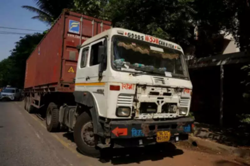 Banker Couple Killed in Mumbai-Nashik Highway Truck Accident Near Thane