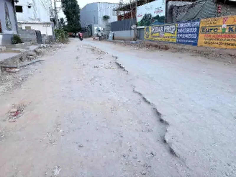 Bengaluru's Choodasandra Road: A Daily Ordeal of Potholes, Flooding, and Garbage