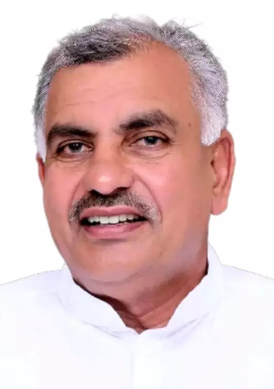 BJP MLA Randhir Panihar Prostrates Before Preacher Rampal at Sonipat Ashram