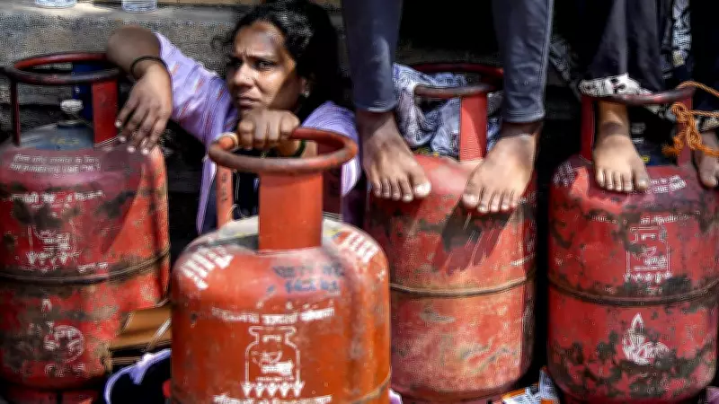 Centre Directs States to Double Daily LPG Cylinder Supply for Migrant Workers
