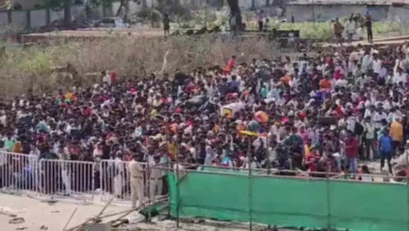 Chaos at Surat's Udhna Station as Passengers Rush Trains, Women and Children Distressed