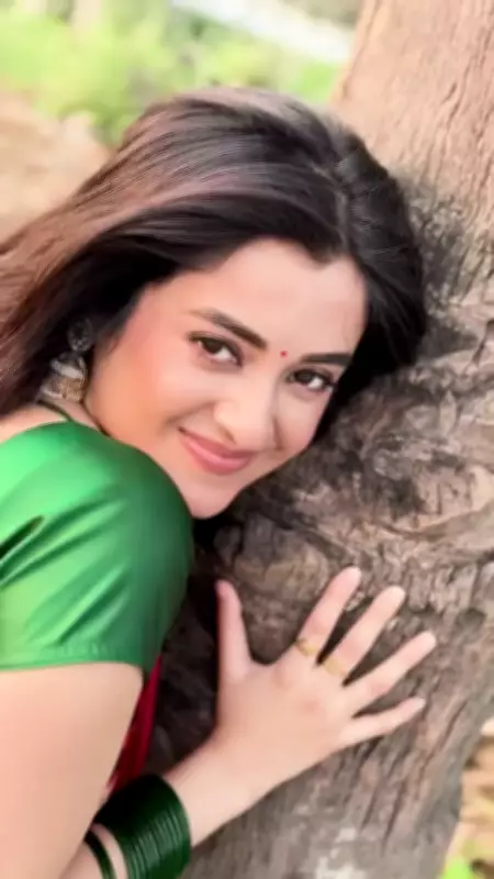 Darshana Embraces Filmy Flair at Cultural Event in Kolkata