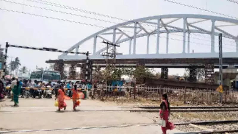 Delayed ROB Construction at Munirabad Station Causes Major Traffic Woes in Huligi Village