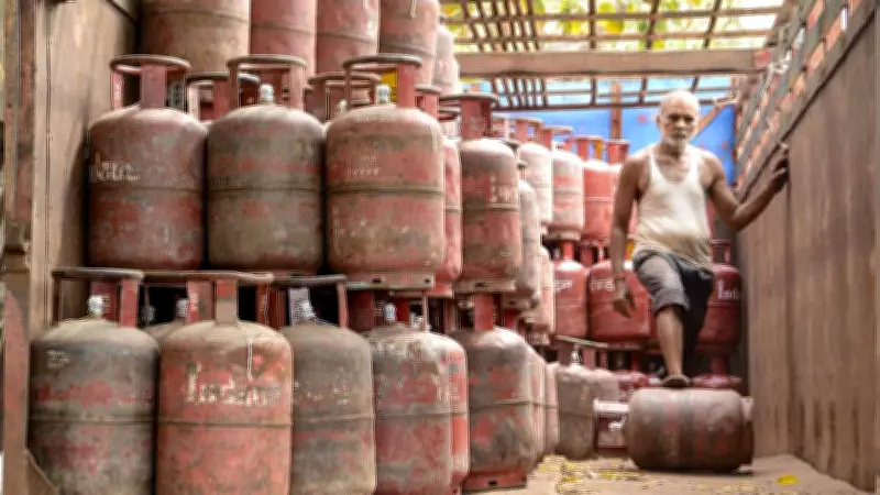 Delhi Bans Direct LPG Cylinder Sales from Warehouses to Enhance Transparency