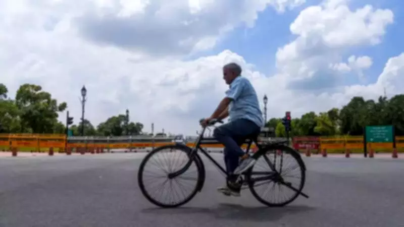 Delhi Braces for 3-Day Heatwave as Temperatures Soar Above Seasonal Norms