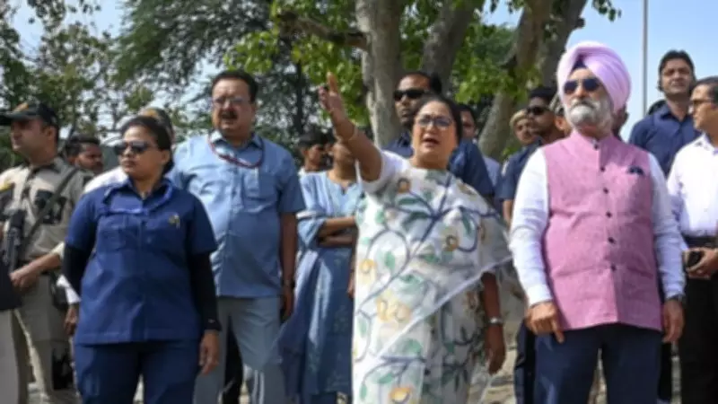 Delhi CM Arvind Kejriwal Conducts Surprise Inspection at ITO Office, Flags Staff Absence