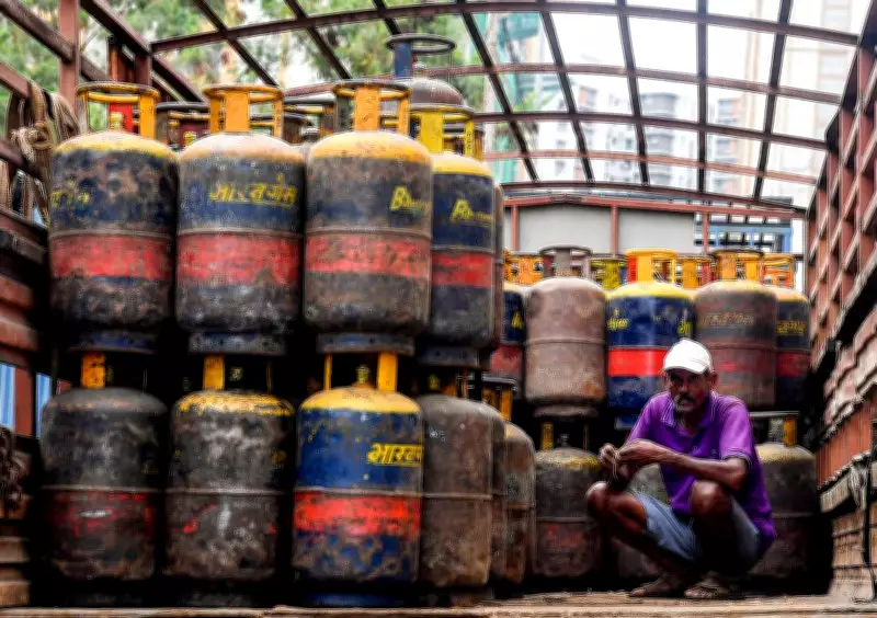 Delhi Government Mandates LPG Supply to Businesses Only After PNG Connection Application