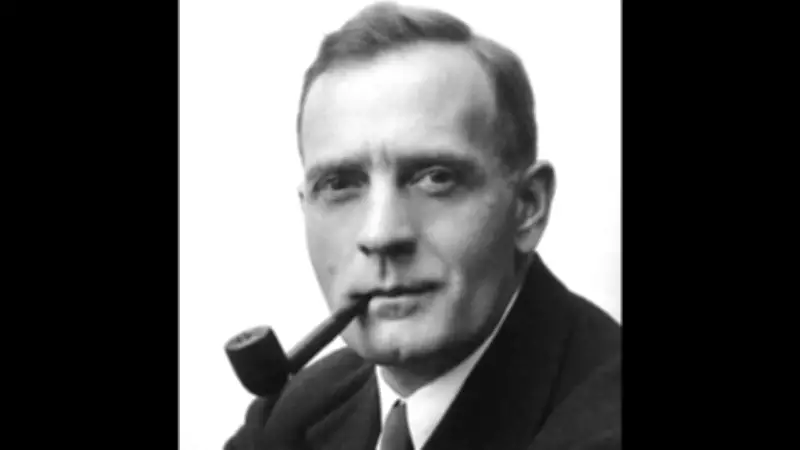 Edwin Hubble's Insight: The Fading Knowledge at the Universe's Edge