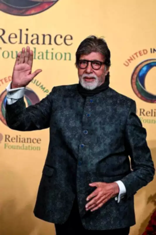 Gadkari Praises Amitabh Bachchan's Road Safety Dedication Despite Injury
