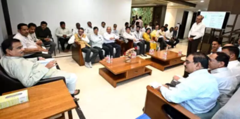 Gadkari Reviews Gosikhurd Project, Calls for Farmer-Centric Irrigation Planning