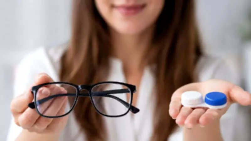 Glasses vs Contact Lenses: Which is Better for Your Eyes?