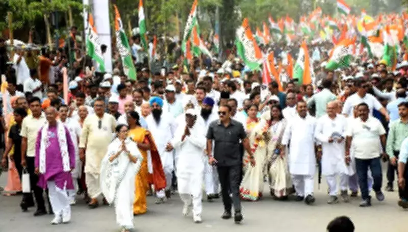 Governor Ravi Urges Bengal Youth for Change, CM Banerjee Retorts with 'Laatsaheb' Barb