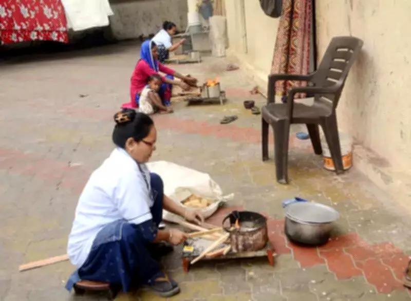 Gujarat Industries Struggle with LPG Shortage, Risk Losing Migrant Workforce