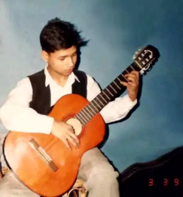 Kailash Kher Shares Throwback Photo with Guitar, Fans React with Love