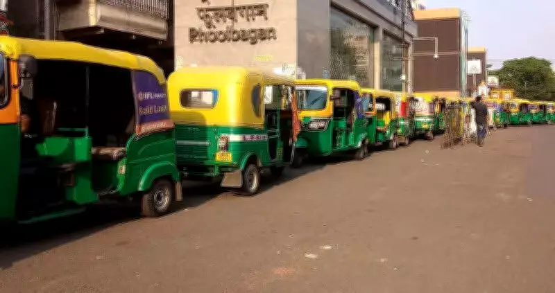 Kolkata Auto Drivers Demand Fare Hike or 5-Passenger Rule After Record LPG Price Surge