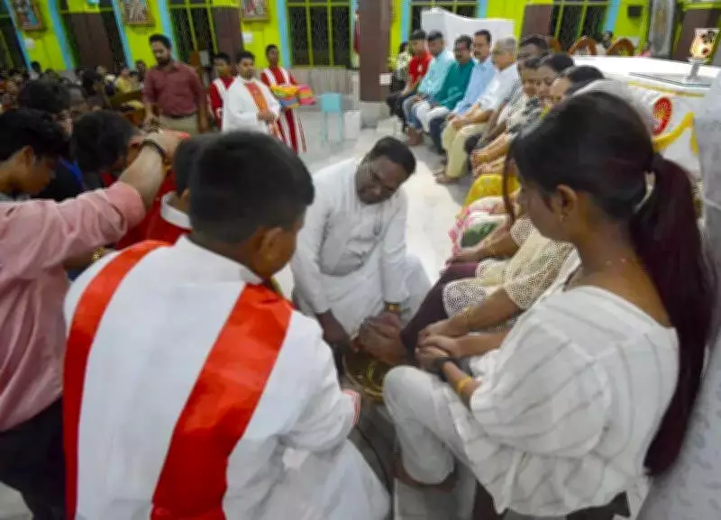 Kolkata Churches Hold Solemn Maundy Thursday Services Ahead of Good Friday