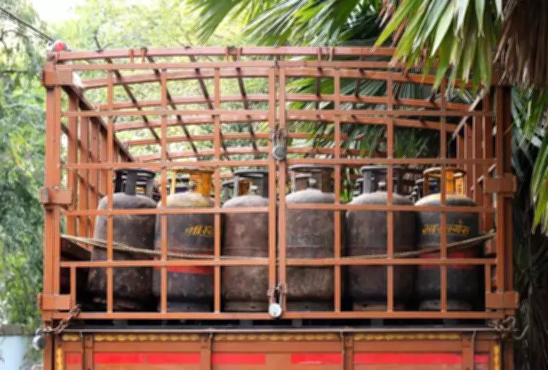 Kolkata Restaurants Face Price Hikes as Commercial LPG Costs Soar by Rs 218