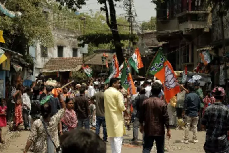 Kolkata Sees Political Clashes Between TMC and BJP Supporters in Multiple Areas