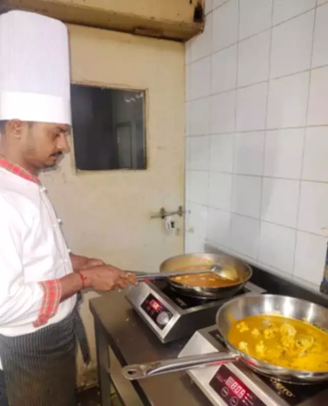 Kolkata Social Clubs Adopt Hybrid Cooking Systems Post-LPG Shortage