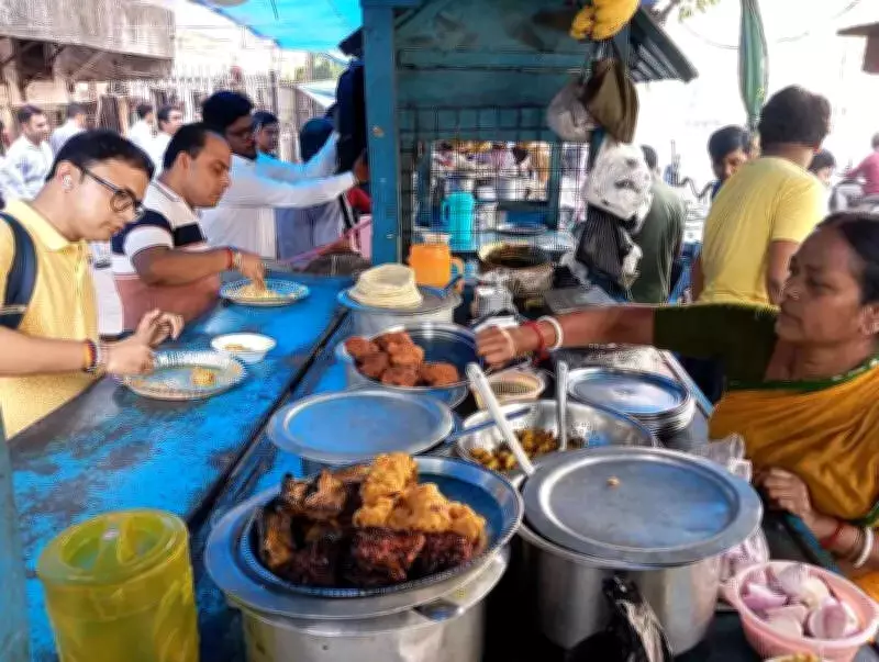 Kolkata Street Food Vendors Struggle as Commercial LPG Price Hike Forces Price Increases