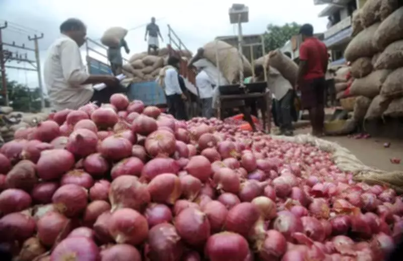 LPG Shortage Shuts Eateries, Crushing Karnataka Onion Prices Below Cost