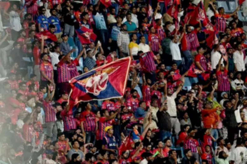 LSG vs DC IPL Opener Ignites Ekana Stadium with Passionate Fan Support