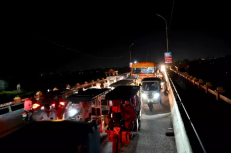 Lucknow's Dark Streets Spark Safety Fears as Faulty Lights Persist for Weeks