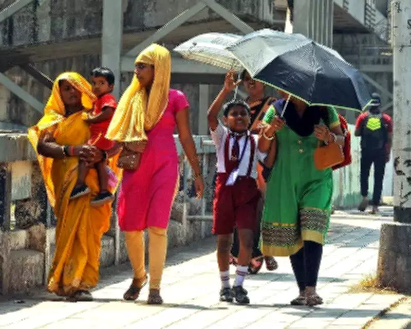 Maharashtra Heatwave Intensifies: Akola Hits 44.2°C, Thunderstorms Forecast