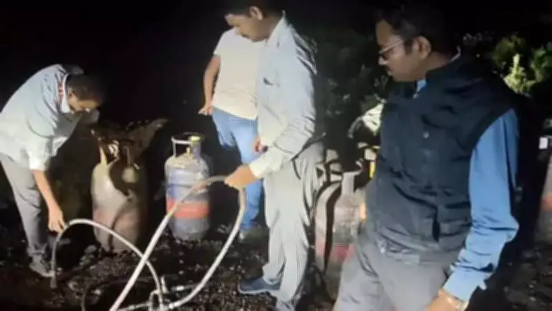 Maharashtra LPG Pilferage Racket Busted: 2,480 Households' Worth of Gas Seized