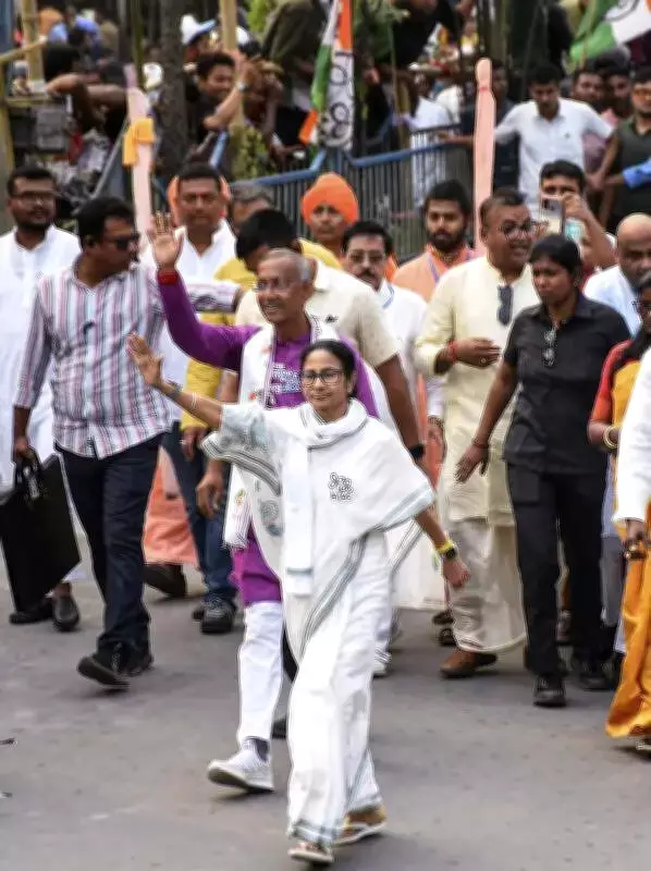 Mamata Banerjee Accuses Central Forces of Selective Vehicle Checks at Kolkata Airport