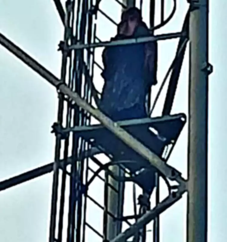 Man Climbs Mobile Tower in Samastipur, Threatens Suicide Over Marital Discord
