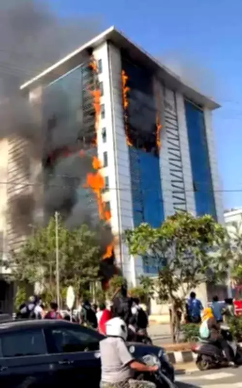 Massive Fire Engulfs Vadodara Commercial Complex, 400 Evacuate Safely