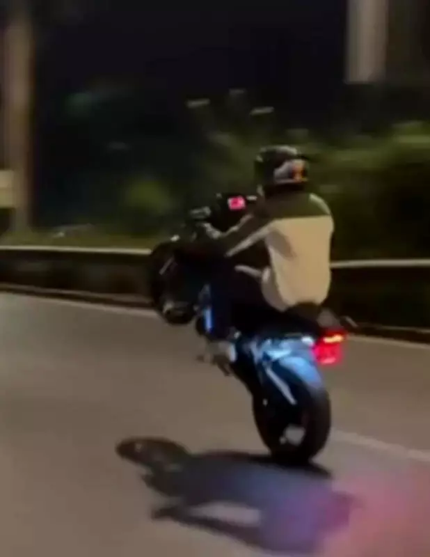 Mumbai Youth Booked for Dangerous Bike Wheelie Stunt on Palm Beach Road