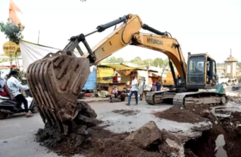 Nashik Civic Body Issues Notices to 17 Contractors for Kumbh Road Safety Violations