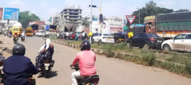 NCP MLA Saroj Ahire Pushes for Nashik-Pune Highway Traffic Solution at Sinnar Phata