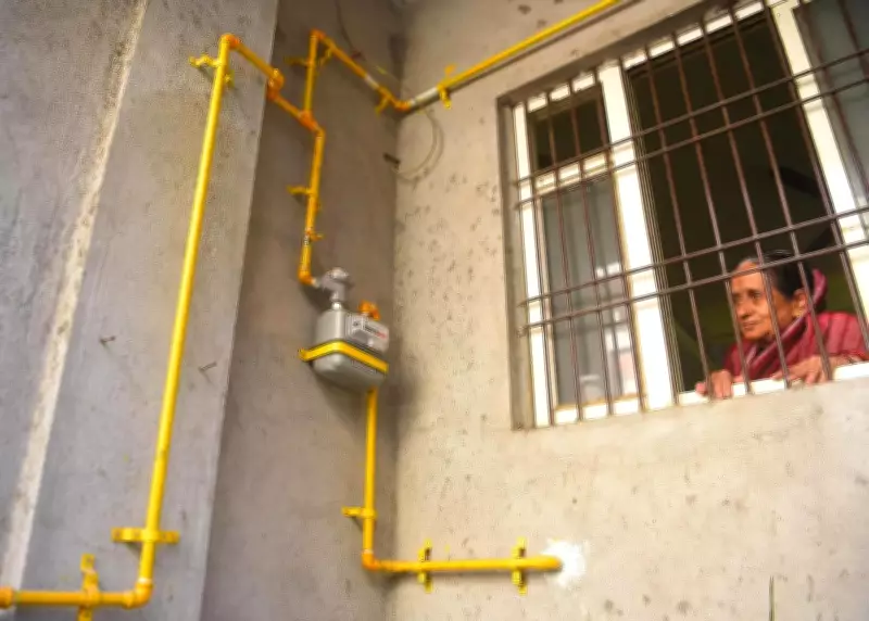 Prayagraj DM Reviews City Gas Distribution, Urges Faster PNG Pipeline NOCs
