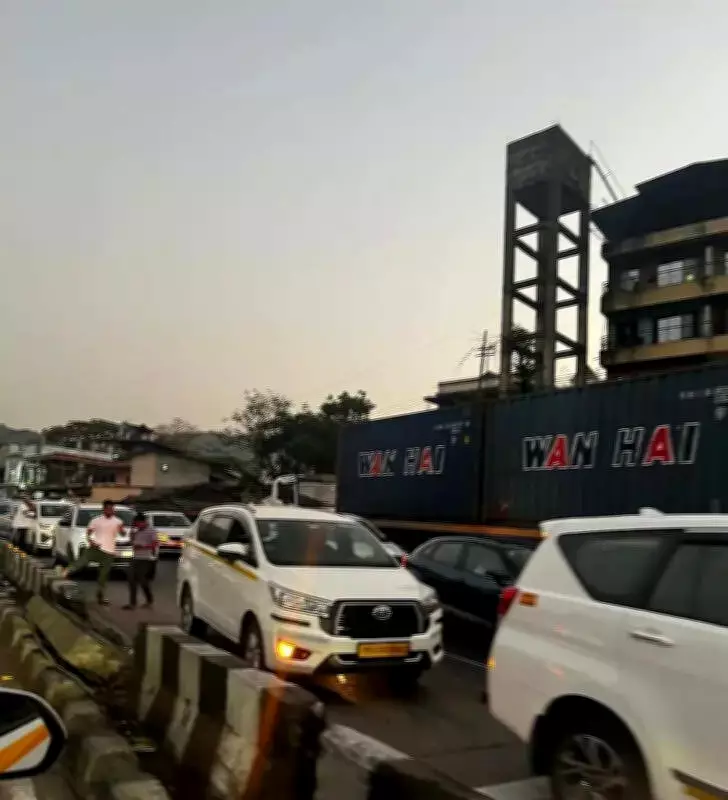 Pune-Mumbai Expressway Traffic Snarls on Friday Evening Due to Vehicle Breakdown