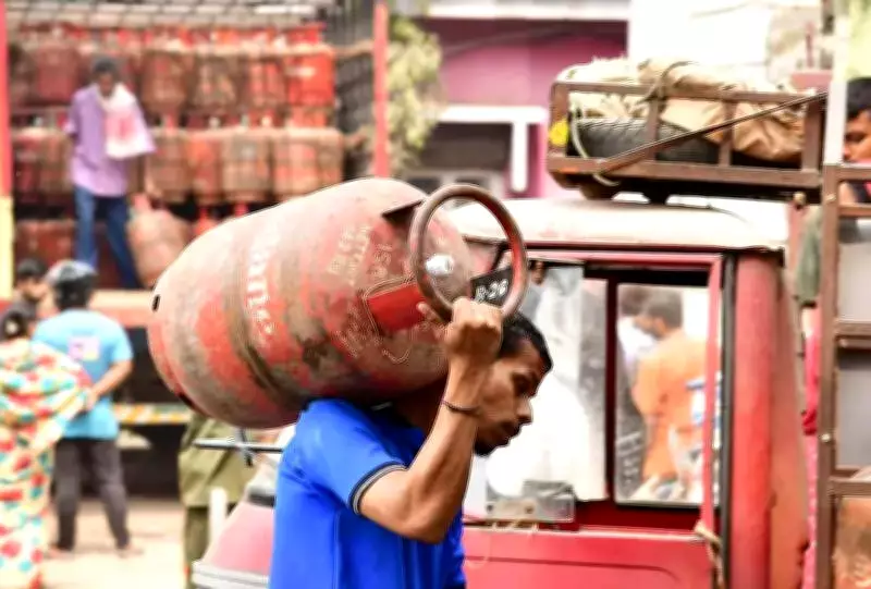 Pune Restaurants Get Partial LPG Relief But Supply Remains Inconsistent